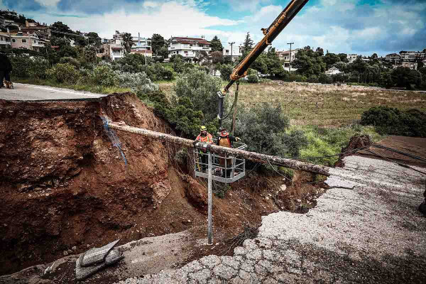 Σοκαριστικές εικόνες στη Ραφήνα: Υποχώρησε δρόμος από την κακοκαιρία - Δημιουργήθηκε χαράδρα 10 μέτρων