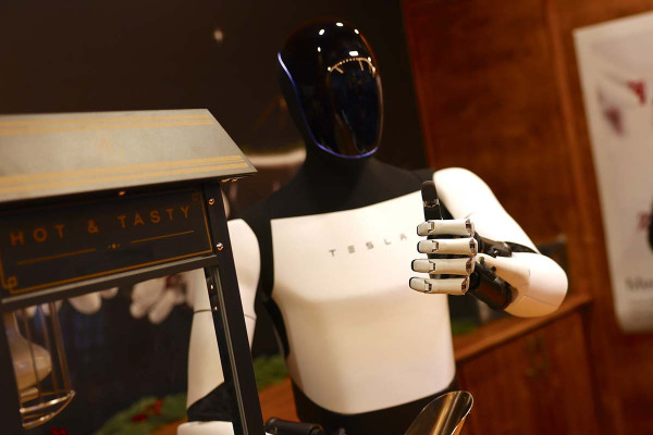 Το ρομπότ της Tesla έρχεται Ελλάδα σε τιμή έκπληξη